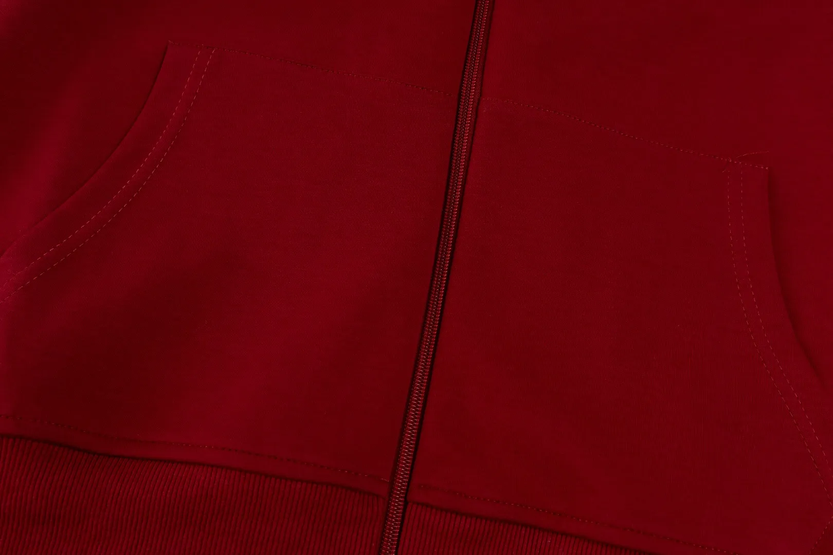 P236 #R95 Ralph Lauren/Ralph Lauren Twelve Color Pony🐎 Embroidered zipper cardigan jacket hooded sweatshirt This hooded sweatshirt is decorated with a simple style that represents Ralph Lauren. It is paired with a pony embroidery pattern. The three-dimensional solid color fabric and exquisite embroidery instantly set it off! Hooded sports design, loose and casual fit! The overall texture is very strong! Through the pictures, we can feel the thickness and texture of custom-woven and dyed threads. The workmanship is exquisite. They are shipped from major foreign trade factories. They are all made by masters with many years of experience. Everything is of high standards and requirements! Simple and versatile style ~ super delicate and soft, close to the body without being tied, all fabrics and accessories are original custom-made and of high quality! Perfectly reflects the brand’s sense of superiority! Standard cut, comfortable stretch, unrestricted movement! Highly practical, high-end and classy! Versatile style ~ can be paired with jeans or jogging pants. Ideal for transitioning from your morning commute to weekend events!  Color: Black with red label Black with white label Khaki Navy blue with red label Navy blue with white label White Light gray Dark gray Burgundy Army green Light blue Pink Size: S M L
